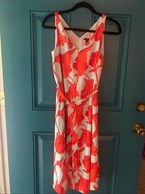 Ann Taylor Floral V-Neck
Sleeveless Midi Dress Tulip Print
Size 4P